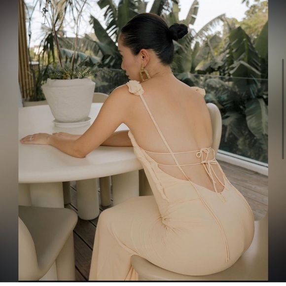 ❌SOLD❌H&M Studio Collection TWIST-DETAIL CRINKLED DRESS in Pastel Yellow - Picture 10 of 16